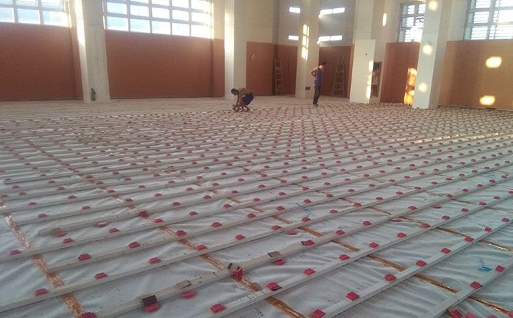 體育館鋪裝運(yùn)動(dòng)實(shí)木地板和pvc地板哪個(gè)好？