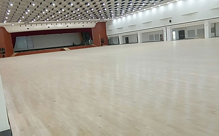 學(xué)?；@球運動地板怎么翻新？