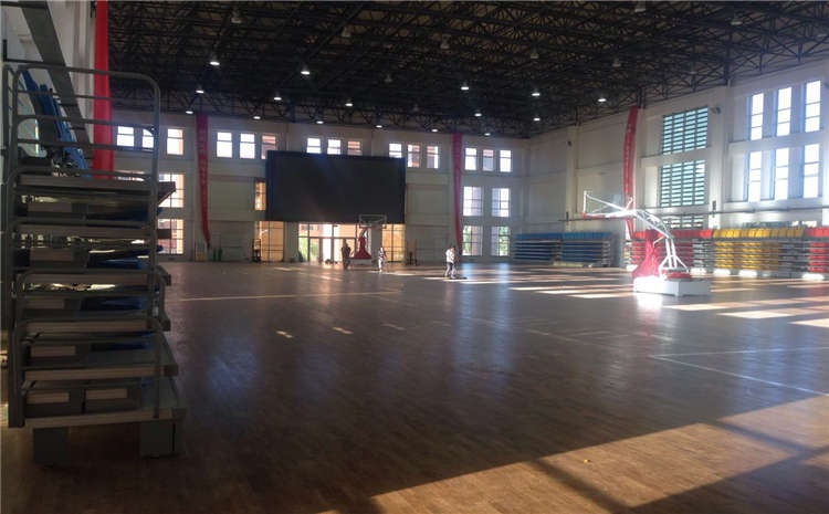 橡膠木風雨操場地板一般多少錢？