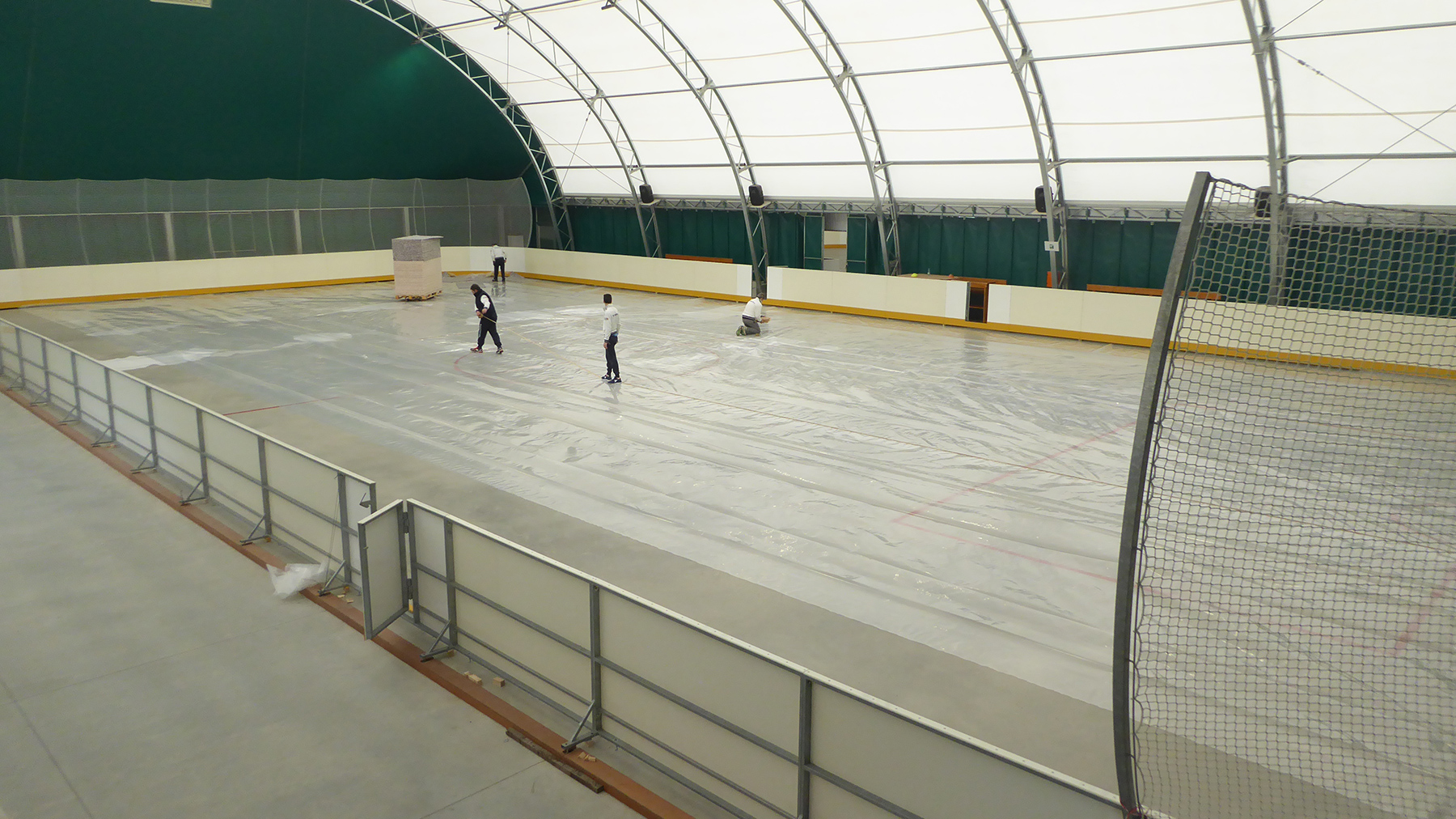 有地?zé)岬氖覂?nèi)體育場，運動木地板適合嗎？