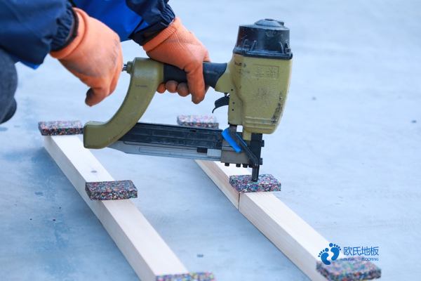 籃球場實(shí)木地板在使用的過程中會出現(xiàn)哪些問題？